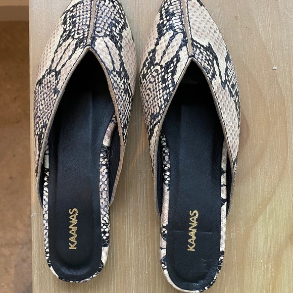 NWOT Vienna Snake Embossed Pointed Toe Mule - Picture 6 of 7